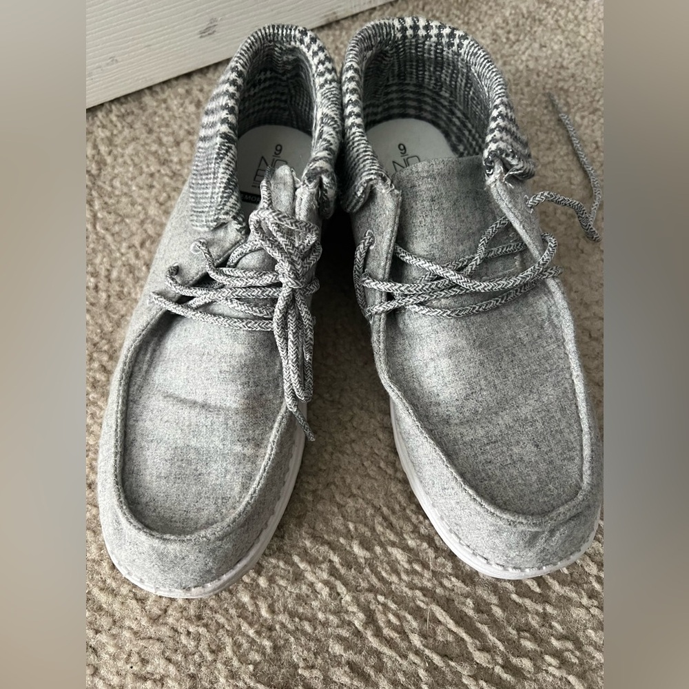 Women’s gray hey dude inspired shoe